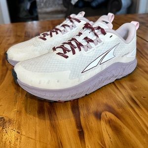 Altra Outroad trail running shoe size 7.5 in perfect condition